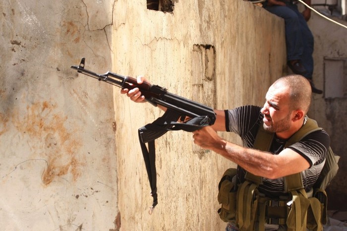 Các tay súng người Sunni đang bắn nhau với lực lượng của phái Alawites